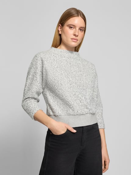 Frauenmodel trägt Sweatshirt mit Fleece-Struktur Modell 'Gometta' von OPUS in Melange-Optik, strukturierte Oberfläche, Nahaufnahme Oberkörper.
