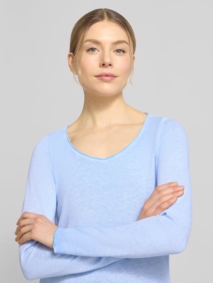 Vrouwenmodel draagt Longsleeve mit Rundhalsausschnitt van Smith and Soul in lichtblauwe kleur, katoenmix, regular fit, labeldetail, close-up borst.