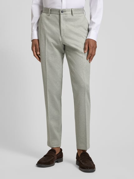 Männermodel trägt Slim Fit Anzug mit steigendem Revers von Roy Robson, hellgrauer Viskose-Mix, Frontansicht, Nahaufnahme Unterkörper.
