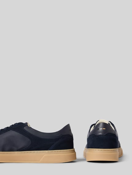 Produktfoto, Low Top Sneaker aus echtem Rindsleder Modell 'KIERAN_TENN' von BOSS in Two-Tone-Optik, abgerundete Schuhspitze, flache Absatzform, Label-Print, Schnürung, EVA-Sohle, Veloursleder, Herren