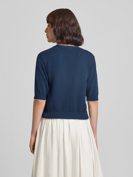 Frauenmodel trägt Regular Fit Strickshirt aus Baumwoll-Mix Modell 'WKDFIACRE' von Weekend Max Mara in Dunkelblau, Ganzkörperansicht Rückansicht, Damen Strickshirt von Max Mara.