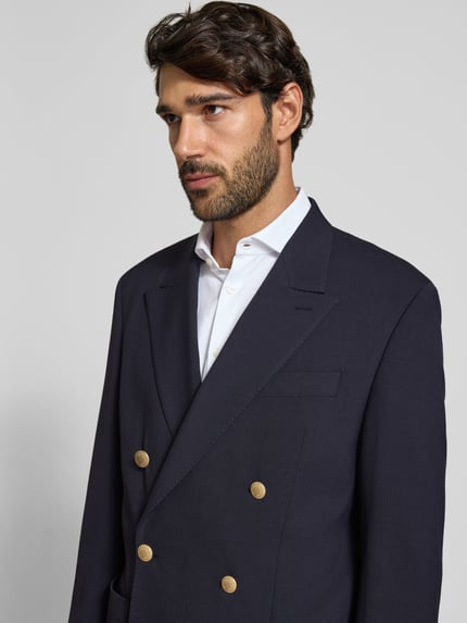 Męski model nosi granatowy Slim Fit Sakko mit Woll-Anteil Modell 'Ashton5' od Strellson, gładka tekstura, półzbliżenie górnej części ciała.