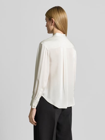 Vrouwenmodel draagt Relaxed Fit blouse met opstaande kraag van Calvin Klein Womenswear, satijn, wit, met lange mouwen, ruglengte 65 cm, mouwlengte 57 cm, volledig zichtbaar van achteren.