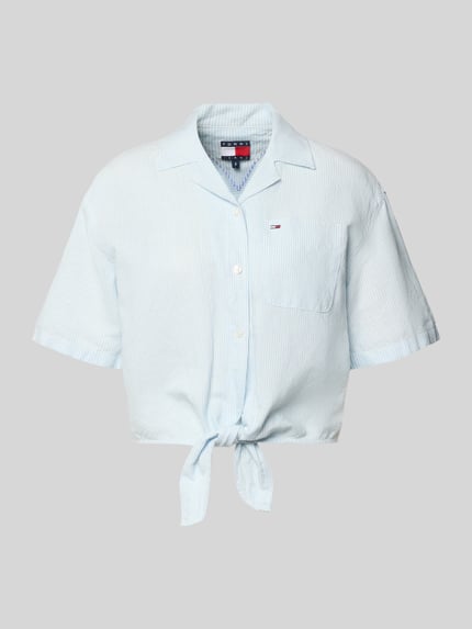 Produktfoto, Regular Fit Leinenbluse aus Leinenmix mit Bindedetail von Tommy Jeans in Hellblau, unifarben, V-Ausschnitt, Resortkragen, kurzarm, einreihige Knopfleiste, sichtbar feine Textur und Logo-Stitching, cropped geschnitten.