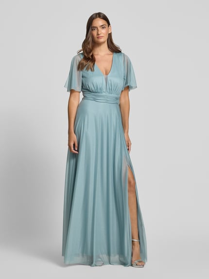 Modelka nosi Schimmerndes Maxikleid mit V-Ausschnitt und Taillenband von Christian Berg Cocktail, efekt błyszczący, linia a, siateczka, dekolt w serek, tasiemka w talii, długość tyłu w rozmiarze 36: 149 cm, szerokość klatki piersiowej w rozmiarze 36: 35 cm, długość rękawów w rozmiarze 36: 29 cm, jasnoniebieski kolor, długość maxi, gładka tekstura, całe ciało widoczne z przodu