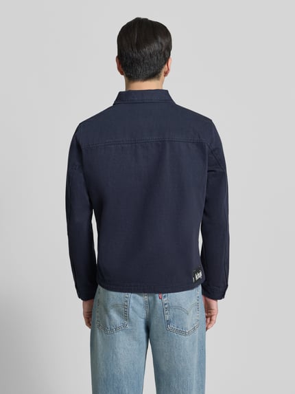 Mannenmodel draagt Jeansjacke met ritssluiting Modell 'REILLY' van khujo, katoen, rechte fit, donkerblauw, rugaanzicht, Ganzkörperansicht Rückansicht.