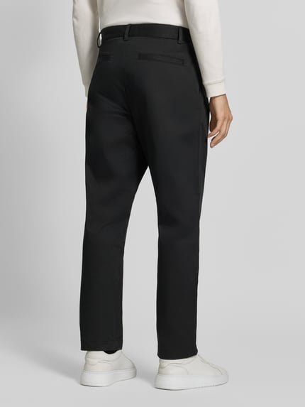 Männermodel trägt Heren Regular Fit bandplooibroek met persplooien van BOSS Orange, effen kleuren, mat, structuur, achterzakken, geweven structuur, Ganzkörperansicht Rückansicht
