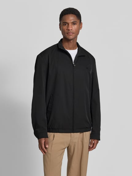 Mannenmodel draagt zwarte Regular Fit blouson met gestikt logo, model 'H-CARVO' van BOSS, heren blouson, volledige voorkantaanzicht.