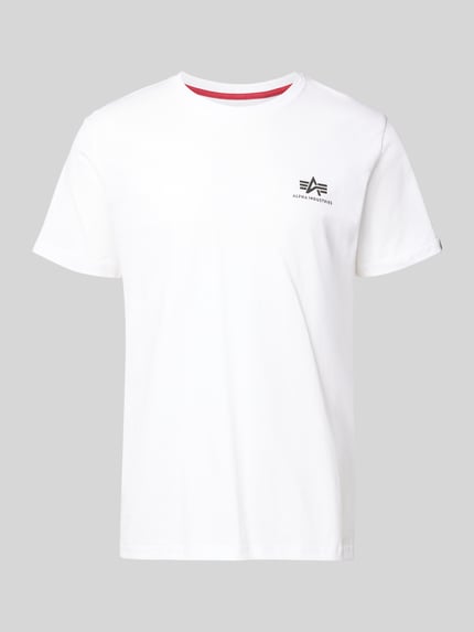 Produktfoto, weißes T-Shirt mit Logo und Rundhalsausschnitt von Alpha Industries aus reiner Baumwolle, Regular Fit, glatte Oberfläche