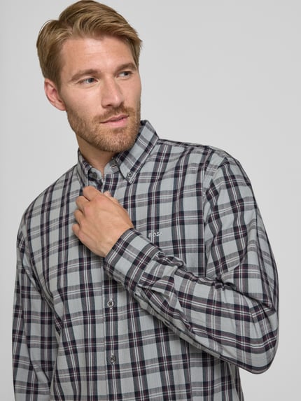Männermodel trägt Regular Fit Freizeithemd aus Baumwoll-Viskose-Mix Modell 'Ricoplus_M' von BOSS für BOSS Orange, Nahaufnahme Oberkörper.