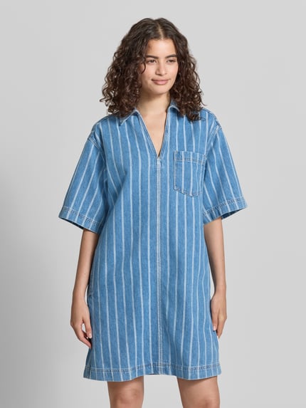 Frauenmodel trägt Relaxed Fit Jeanskleid aus reiner Baumwolle - Special Drop von Marc O'Polo Denim im gestreiften Denim-Look, Mini-Länge, V-Ausschnitt, Hemdblusenkragen, Optik: Denim, Passform: Relaxed-Fit, Muster: Gestreift, Material: Baumwolle, Ganzkörperansicht von vorne.