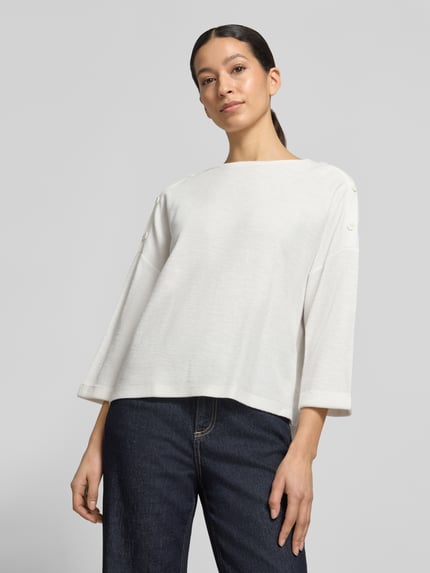 Frauenmodel trägt Loose Fit 3/4-Shirt aus Baumwoll-Mix mit Modal-Anteil von Tom Tailor in Unifarbe, Schulterknöpfe, U-Boot-Ausschnitt, Piqué-Struktur, Ganzkörperansicht von vorne.