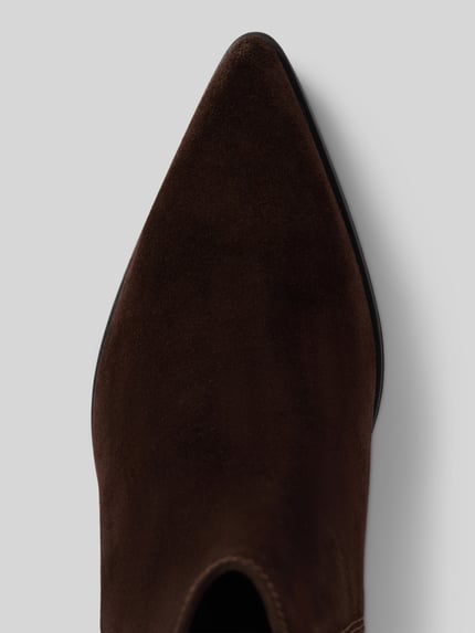 Produktfoto, Stiefeletten aus Leder mit Blockabsatz Modell 'CPH298' von Copenhagen in Dunkelbraun, vorne spitz zulaufend, Detailaufnahme