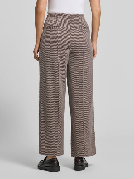 Vrouwenmodel draagt Wide Fit broek met viscose van ICHI Model 'Kate', structuurpatroon, achterzakken, brown tinten, binnenbeenlengte 75 cm, bandwijdte maat S 36 cm, elastische materiaalmix, volledige lichaam van achteren.