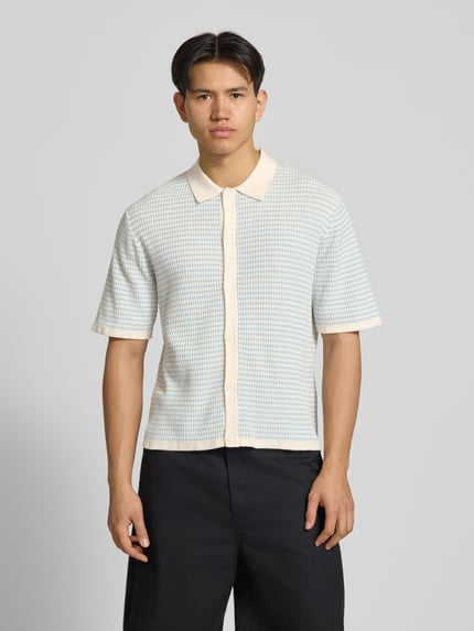 Männermodel trägt Regular Fit vrijetijdsoverhemd van Jack & Jones, puur katoen, polokraag, knoopsluiting, 1/2-mouwen, ganzkörperansicht van voren.