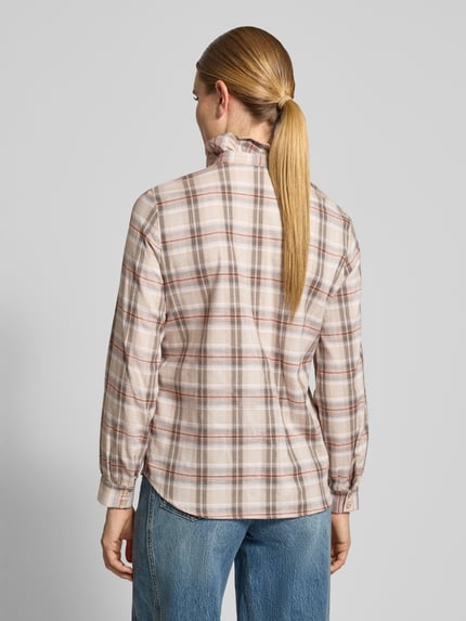 Frauenmodel trägt Bluse mit Rüschenkragen und Knopfleiste von Christian Berg Woman, kariertes Muster in Beige und Rosa, Ganzkörperansicht Rückansicht. Reine Baumwolle, Regular Fit, Sportmanschetten, abgerundeter Saum, Länge und Ärmellänge laut Größe 36.