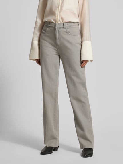 Frauenmodel trägt Jeans mit 5-Pocket-Design von Marella in Grau, gerader Schnitt, reine Baumwolle, Nahaufnahme Oberkörper.