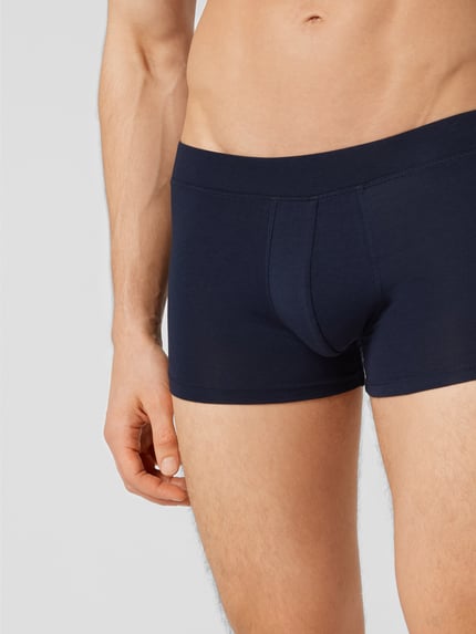 Męski model nosi Trunks mit elastischem Bund im 3er-Pack od Christian Berg Men, ciemnogranatowy, bawełna-micromodal, zbliżenie na tułów.