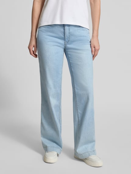 Frauenmodel trägt Wide Leg Jeans mit Eingrifftaschen Modell 'Dream' von MAC aus Baumwoll-Mix mit Modal-Anteil, hellblaue Farbe, Jeans-Optik, Bundweite 38 cm, Innenbeinlänge 83 cm, Ganzkörperansicht von vorne.