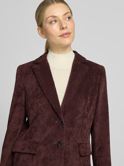 Vrouwenmodel draagt blazer met Pattentaschen en Reverskraag van EMME, getailleerd model, knoopsluiting, Klepzakken, Nahaufnahme Oberkörper