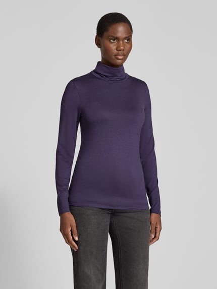 Frauenmodel trägt dunkelviolettes Slim Fit Longsleeve aus elastischem Viskose-Mix Modell 'Liana' von FREE/QUENT, Rollkragen, glatte Textur, Rückenlänge bei Größe S: 53 cm, Ganzkörperansicht von vorne.