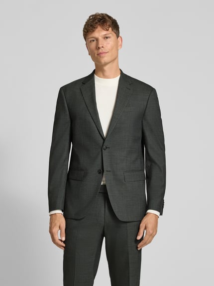Männermodel trägt Slim Fit Anzug aus Schurwoll-Mix von HECHTER PARIS in Dunkelgrau, feine Struktur, Ganzkörperansicht von vorne. Elastischer Stoff, Reverskragen, Pattentaschen, Hose mit Bügelfalten, Knopf- und Reißverschluss, Maßangaben laut Größe 50.