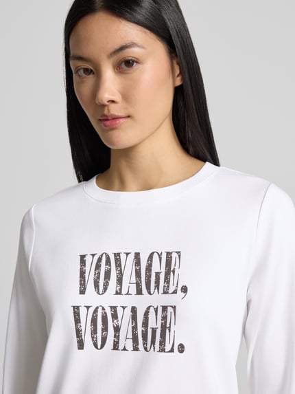 Frauenmodel trägt Longsleeve mit Statement-Print von COMMA, Baumwoll-Elasthan-Mix, weiß, Rundhalsausschnitt, Nahaufnahme Oberkörper.