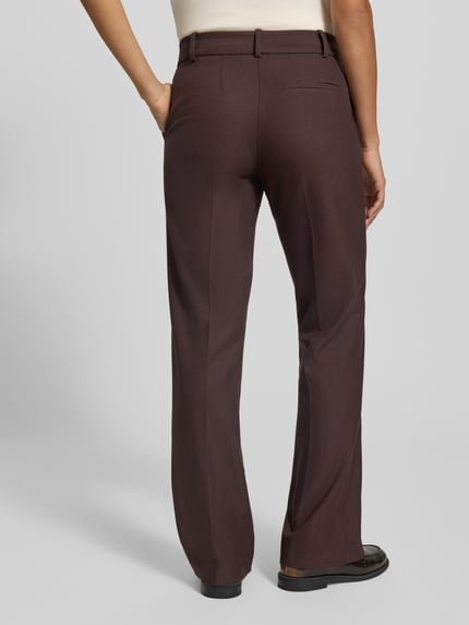 Frauenmodel trägt Regular Fit Gerade Hose mit Viskose-Anteil von Jake*s Collection in Dunkelbraun, glatte Textur, Ganzkörperansicht Rückansicht.