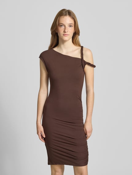 Frauenmodel trägt knielanges Kleid aus Viskose-Elasthan-Mix Modell 'Arwyn' von LeGer by Lena Gercke, figurbetonter Schnitt, braune Farbe, One-Shoulder-Look, Ganzkörperansicht von vorne.
