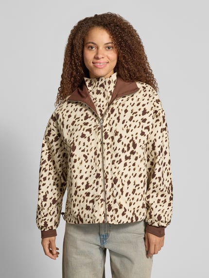 Frauenmodel trägt Wendejacke aus reiner Baumwolle Modell 'Amine' von OH APRIL, beige mit braunen Flecken, gerader Schnitt, Nahaufnahme Oberkörper.