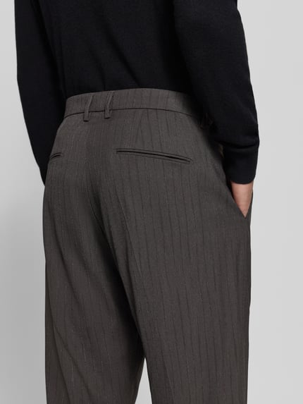Mannenmodel draagt straight fit broek met bandplooien, Achterzakken, elastische materiaalmix met viscose, Model 'Leto' van CINQUE, detailopname rugaanzicht