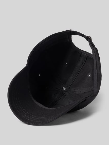 Produktfoto, schwarze Cap aus reiner Baumwolle Modell 'YENAAS' von ARMEDANGELS, Herren Cap, runde Form, strukturierte Textur innen sichtbar