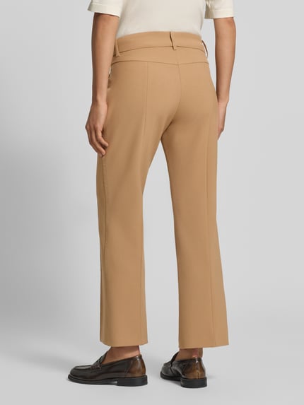 Frauenmodel trägt Regular Fit Schmale Hose mit Viskose-Baumwoll-Anteil Modell 'FARAH' von CAMBIO in Beige, glatte Struktur, Damen Schmale Hose, Ganzkörperansicht Rückansicht.