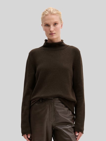 Männermodel trägt Turtleneck aus reiner Baumwolle von MARC O'POLO, unifarben, strukturierte Strickoptik, langarm, Ripp-Saum, Ganzkörperansicht von vorne