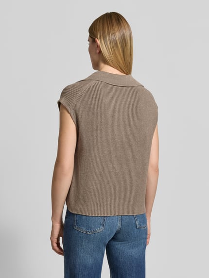Frauenmodel trägt Regular Fit Strickpullunder mit Polokragen von MARC O'POLO in Melange-Strickoptik, Strukturmuster, Ganzkörperansicht Rückansicht.
