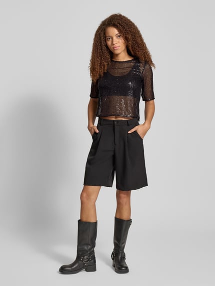 Frauenmodel trägt Shaped Fit T-Shirt mit Paillettenbesatz Modell 'JACK' von Pieces, glänzend, schimmernd, Rundhals, Mesh, Ganzkörperansicht von vorne