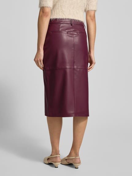 Vrouwenmodel draagt Midirock met Franse steekzakken model 'DAGMAR' van Vila in bordeaux leerlook, rechte snit, achterkant, volledige lichaamsweergave.