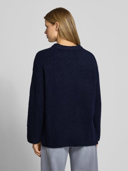 Frauenmodel trägt Pullover mit gerippten Abschlüssen von PIECES in dunkelblau, Longline Regular Fit, unifarben, Rückansicht Ganzkörperansicht.
