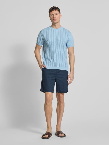 Männermodel trägt T-Shirt mit Zopfmuster von Lindbergh in Hellblau, reine Baumwolle, gerader Schnitt, Strick-Optik, Ganzkörperansicht von vorne