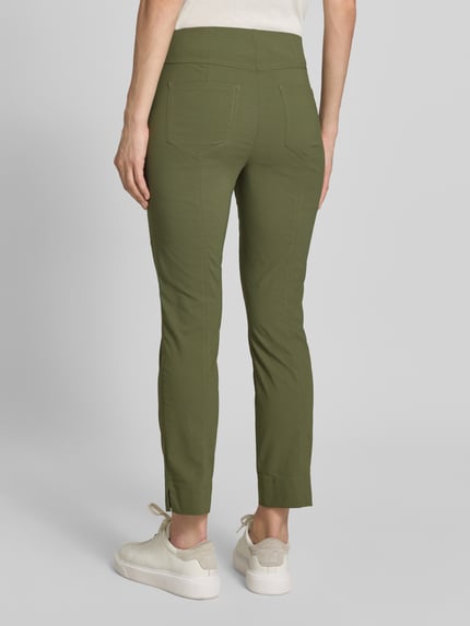 Kobiece modelka nosi Caprihose aus Viskose-Mix Modell 'Igor3' od STEHMANN, kolor oliwkowy, krój slim fit, elastyczny pas, Szerokość w rozmiarze 36: 38 cm, długość nogawki wewnętrznej: 69 cm, gładka tekstura, widok całej sylwetki z tyłu.