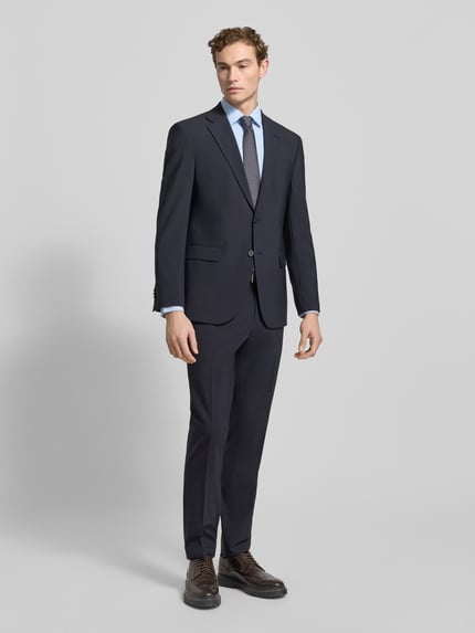 Männermodel trägt Regular Fit Business-Hemd mit Knopfleiste von Jake*s, Material-Mix mit Stretch-Anteil, Ganzkörperansicht von vorne.