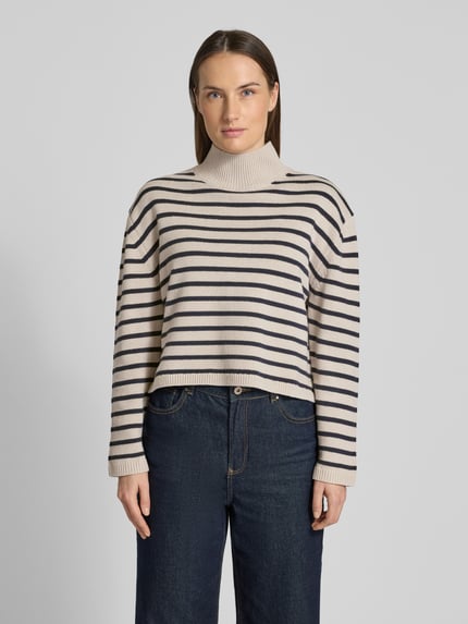 Vrouwenmodel draagt Regular Fit Turtleneck Pullover aus Baumwoll-Mix van Tom Tailor Denim, gestreept breisel, lange mouw, Allover-patroon, geribbelde uiteinden, frontale volledige lichaamsweergave.