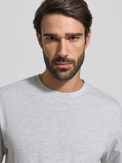 Männermodel trägt T-Shirt mit Rundhalsausschnitt im 2er-Pack von Götzburg Wäsche, reine Baumwolle, Regular-Fit, Nahaufnahme Oberkörper.