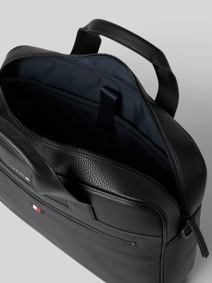 Productfoto, Laptoptasche in Leder-Optik van Tommy Hilfiger, zwart, gestructureerde textuur, ritsvak, korte hengsels, schouderriem, logo.