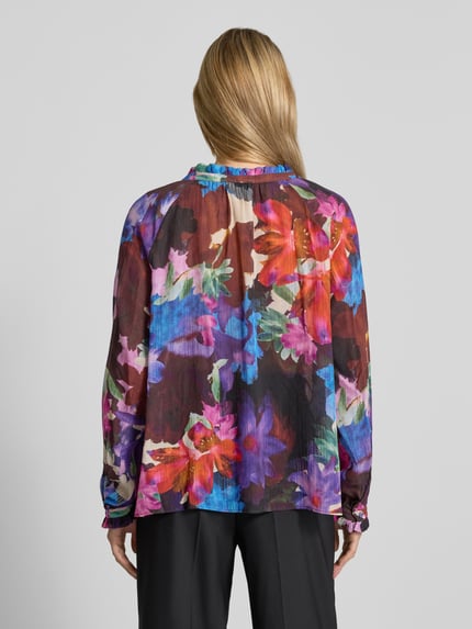 Vrouwenmodel draagt Regular Fit blouse uit viscosemix met opstaande kraag van Milano Italy, All-over look met kleurrijk bloemenmotief, ruglengte maat 36: 60 cm, mouwlengte maat 36: 50 cm, Ganzkörperansicht Rückansicht.