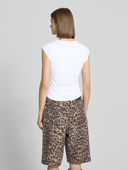 Frauenmodel trägt Slim Fit T-Shirt aus Baumwoll-Mix Modell 'MIRA' von Only, unifarben weiß, mit Raffungen, Jersey-Textur, Ganzkörperansicht Rückansicht.