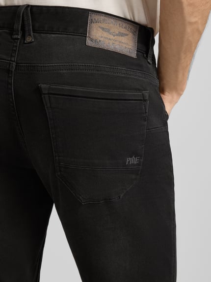 Mannenmodel draagt Jeans met Label-Detail van PME Legend, zwart katoenmix, rechte snit, detailopname achterzak, Nahaufnahme Gesäß.