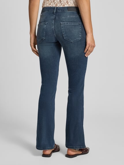 Frauenmodel trägt Bootcut-Jeans aus Baumwoll-Mix Modell 'BLUSH' von ONLY, mittelblau, strukturierte Oberfläche, Ganzkörperansicht Rückansicht, Damen Bootcut-Jeans von ONLY.