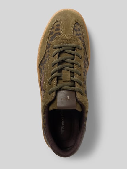 Produktfoto, Sneaker aus echtem Leder von Tamaris für Damen in Oliv mit gemusterten Einsätzen und glatter Textur, Vogelperspektive.