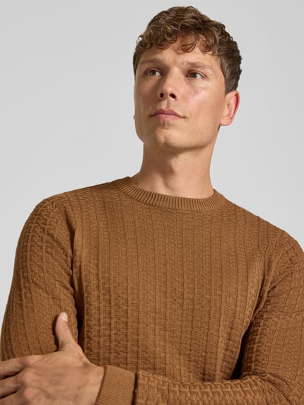 Męski model nosi Regular Fit Pullover aus reiner Baumwolle Modell 'Adrian' od Strellson, kolor brązowy, tekstura w drobny wzór, zbliżenie na górną część ciała, sweter marki Strellson, kontekst: Herren Pullover von Strellson